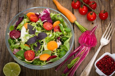 ahşap masada ev yapımı salata yakın görünümü