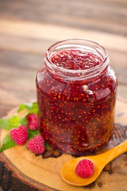 cam kavanozda tatlı ev yapımı ahududu reçeli yakından görünümü