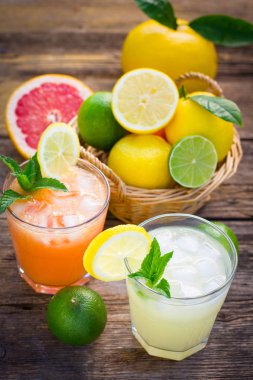 ahşap arka planda lezzetli narenciye içecekler in yakından görünümü
