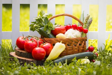 yeşil çim arka plan üzerinde taze hasat görünümü ne kadar yakın