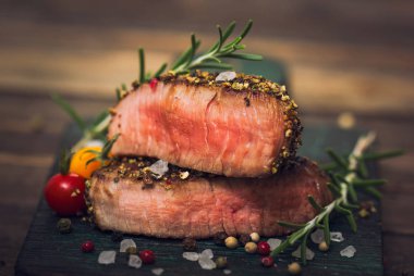 kiraz domates ve baharat ile ızgara et yakından görünümü