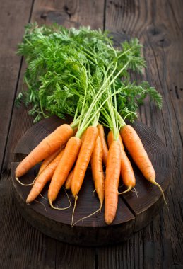 ahşap masada taze havuç yakın görünümü