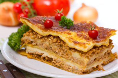 tabakta servis edilen ev yapımı lazanyanın yakın görünümü