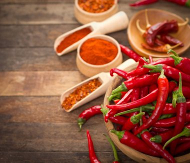 ahşap arka planda Baharatlı Chili Peppers yakın görünüm