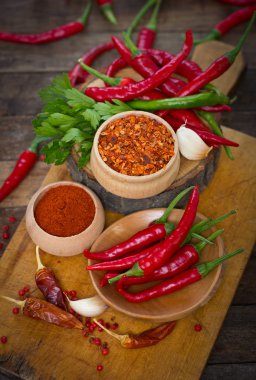 ahşap arka planda Baharatlı Chili Peppers yakın görünüm