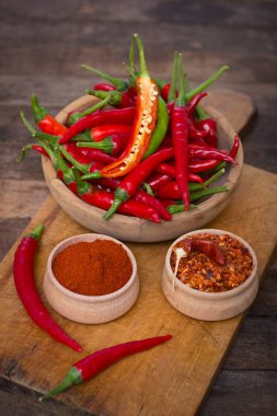 ahşap arka planda Baharatlı Chili Peppers yakın görünüm