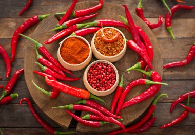 ahşap arka planda Baharatlı Chili Peppers yakın görünüm