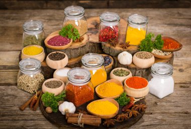 ahşap arka plan üzerinde düzenlenmiş çeşitli baharatlar