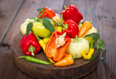 ahşap masa üzerinde düzenlenmiş taze biber yakın görünüm