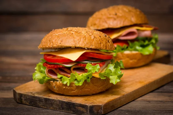 Bliska Widok Smaczne Hamburgery Drewnianym Stole — Zdjęcie stockowe