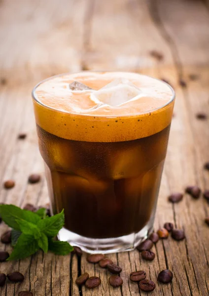 Близкий Вид Вкусный Ледяной Кофе Напиток Стекле Деревянной Поверхности — стоковое фото