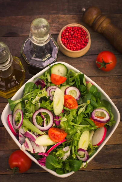 Ahşap Masada Yapımı Sebze Salatası — Stok fotoğraf