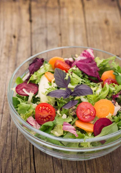 Salada Caseira Saborosa Com Legumes Frescos — Fotografia de Stock