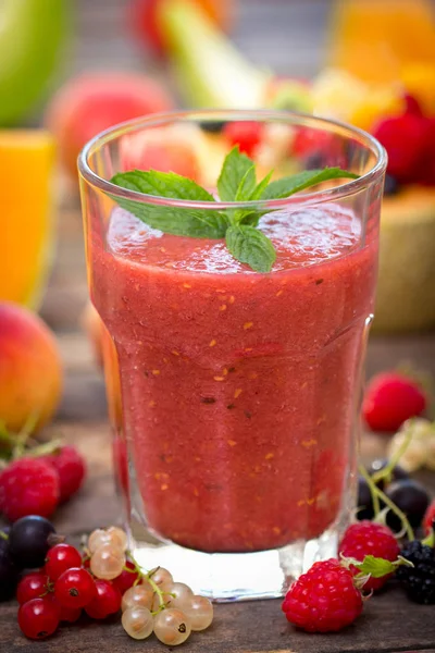 Nahsicht Auf Köstlichen Hausgemachten Smoothie Drink Mit Beeren Auf Holztisch — Stockfoto