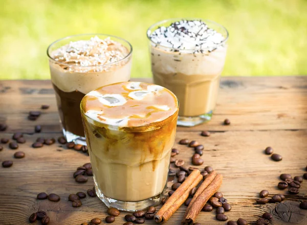 Закрыть Вид Вкусные Ледяные Кофейные Напитки Стаканах — стоковое фото