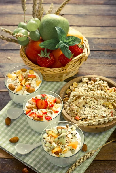 Vista Perto Iogurte Saudável Com Bagas Frutas Para Café Manhã — Fotografia de Stock