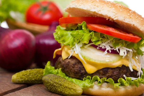 Vista Cerca Sabrosa Hamburguesa Sobre Fondo Madera —  Fotos de Stock