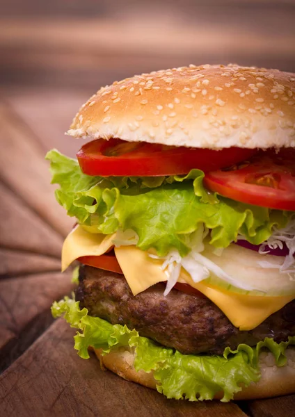 Vista Cerca Sabrosa Hamburguesa Sobre Fondo Madera — Foto de Stock