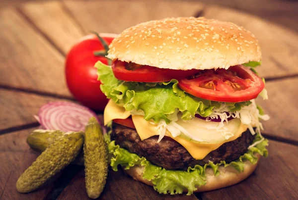 Κοντινό Θέα Του Νόστιμο Burger Ξύλινο Φόντο — Φωτογραφία Αρχείου