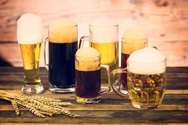 Vista Perto Vários Tipos Cerveja Canecas Superfície Madeira — Fotografia de Stock