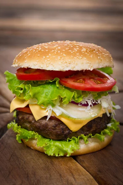 Vista Cerca Sabrosa Hamburguesa Sobre Fondo Madera — Foto de Stock