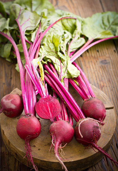 вид свежего редьки на деревянном фоне
