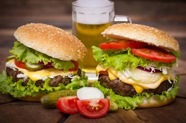 Primer Plano Vista Hamburguesas Vaso Cerveza Sobre Fondo Madera — Foto de Stock