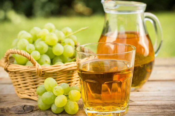 Nahaufnahme Von Hausgemachtem Leckerem Traubensaft Auf Hölzerner Tischplatte — Stockfoto