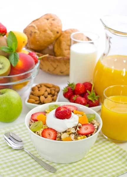 Nahsicht Auf Gesundes Frühstück Mit Frischem Obst — Stockfoto