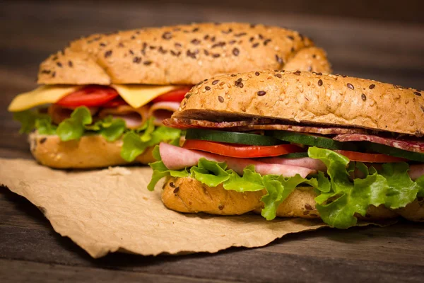 Ahşap Zemin Üzerinde Lezzetli Sandviç Yakın Görünümü — Stok fotoğraf
