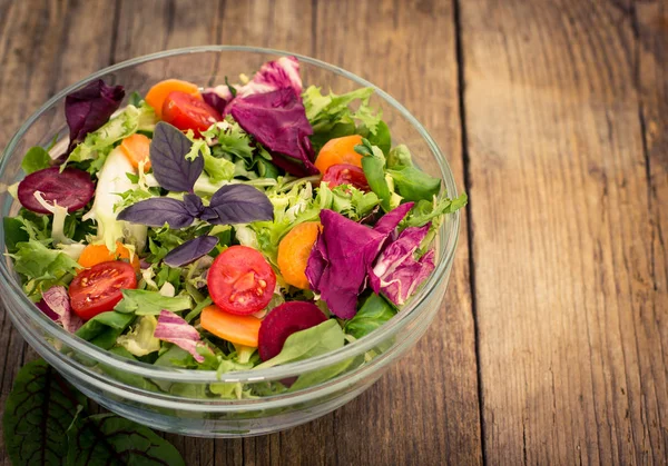 Salada Caseira Saborosa Com Legumes Frescos — Fotografia de Stock