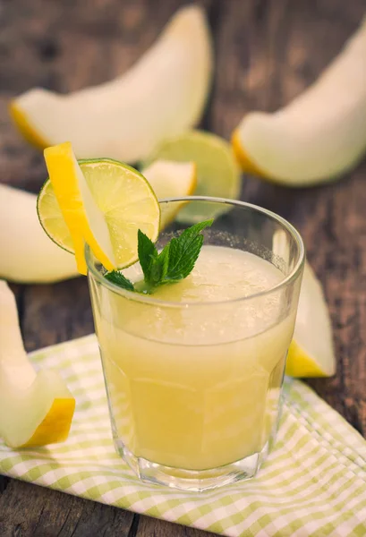 Vista Perto Bebida Com Melão Limão Mesa Madeira — Fotografia de Stock
