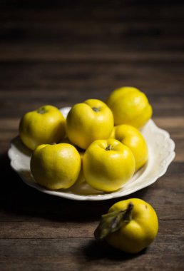 ahşap masa üzerinde taze elma görünümü kadar kapatın