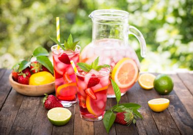 ahşap arka plan üzerinde serinletici ev yapımı limonata bardaklarda görünümü kadar kapatın