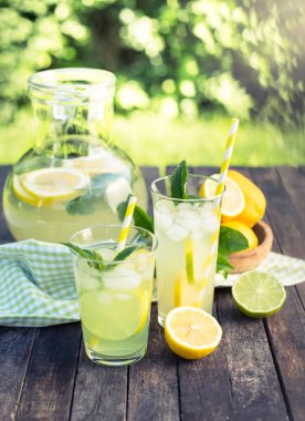 ahşap masa üzerinde ev yapımı ferahlatıcı limonata görünümü kadar kapatın