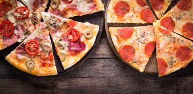 taze pişmiş pizza üstten görünüm ahşap masa üzerinde