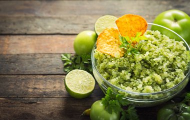 Baharatlı Meksika yemeği ve ahşap masanın üzerine düzenlenmiş sos