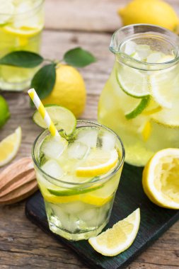 ahşap zemin üzerinde cam soğuk ferahlatıcı limonata görünümü kadar kapatın