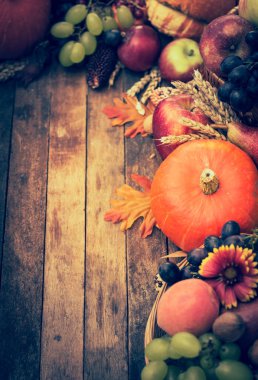 ahşap masa üzerinde taze sonbaharda hasat