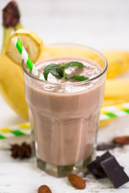 lezzetli çikolata görünümü kapatın ve muz üzerinde ahşap masa üstü çöl