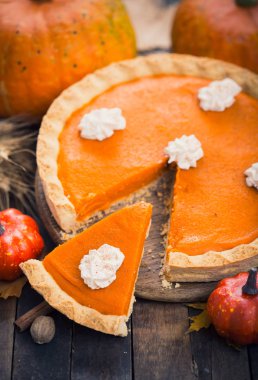 ev yapımı kabak pasta bakış ahşap masa üzerinde kapatın