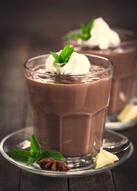 lezzetli çikolatalı tatlılar bakış ahşap masa üzerinde kapatın