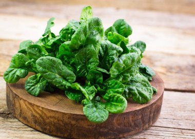 ahşap arka plan üzerinde taze ıspanak görünümü kadar kapatın