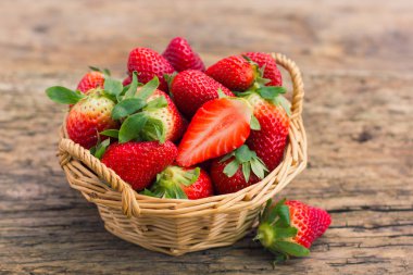 ahşap masa üzerinde taze çilek görünümü kadar kapatın