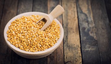 ahşap masa üzerinde kase bezelye görünümü kadar kapatın