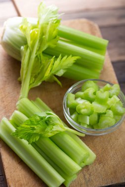 ahşap zemin üzerinde taze sağlıklı kereviz