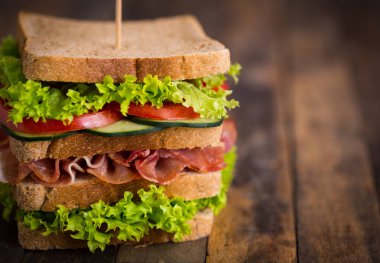 marul ile lezzetli sandviç bakış ahşap masa üzerinde kapatın