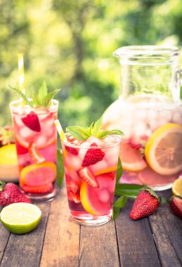 ahşap arka plan üzerinde serinletici ev yapımı limonata bardaklarda görünümü kadar kapatın