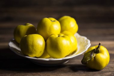 ahşap masa üzerinde taze elma görünümü kadar kapatın