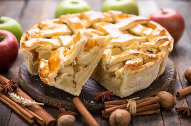 ev yapımı pasta elmalı bakış ahşap arka plan üzerinde kapatın